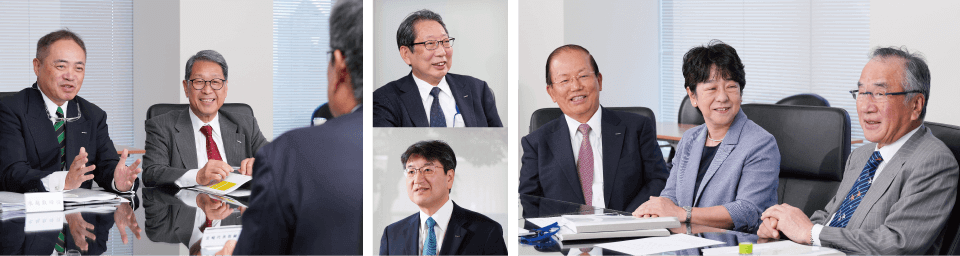 男性が会議をしている写真