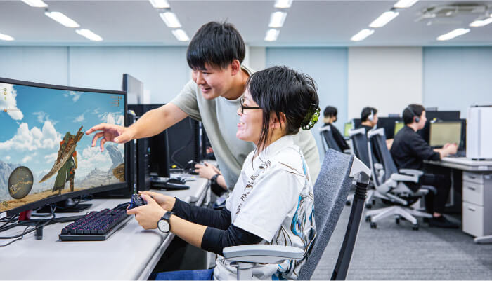 社員がゲームを作っている写真